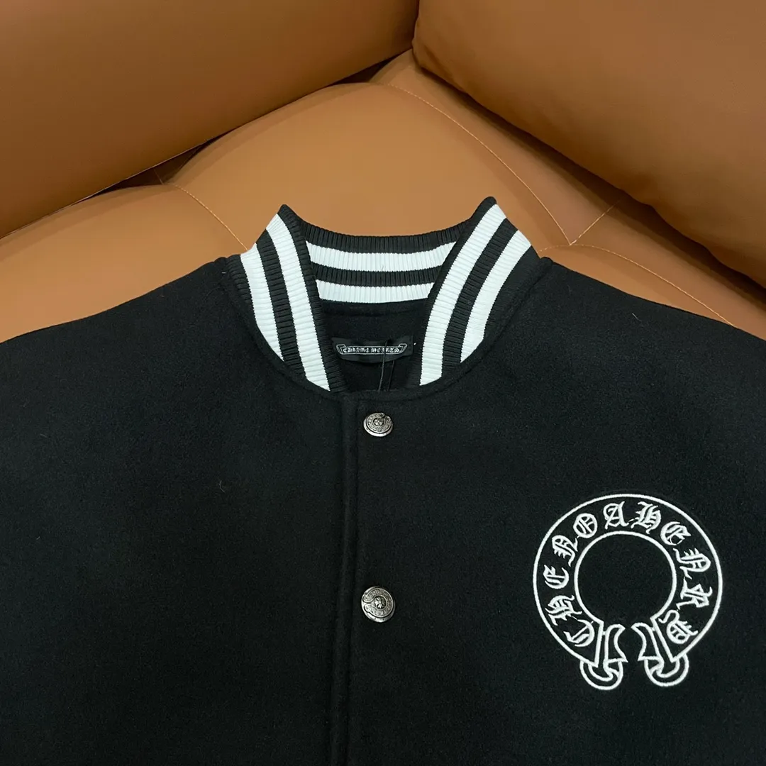 🅿️410 CH➡️Cro Xin 2024ss runway style baseball jacket. I ordered the original model and it took a month to finally ship. I love it so much. The upper body is really cool. A Douyin blogger said that this year's new jacket will become a future trend. If you look through street photos, you will find that celebrities regard it as a collectible jacket, a must-have item for men and women who want light luxury for commuting. Developing the highest version on the entire network, it took 1 month to customize and the cost was extremely high. The German imported flat-machine made custom-woven wool jacquard threads, using the first layer of imported lambskin. The pleated texture is unparalleled. It is hand-cut and meticulously crafted. The stitching position is very technical. Whether the whole garment is good or not depends on this position. Top-notch workmanship and details can stand the test. A full set of customized accessories, the letters are clear and perfectly restored without any difference. High-end atmosphere and full grade! The entire dress is exclusively customized with heavy craftsmanship. The towel patch embroidery is perfectly combined with craft embroidery and precise stitching! Absolute craftsmanship quality!